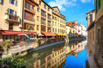Fototapeta na wymiar Canal du Thiou and colorful houses in old town of Annecy. French Alps, France.