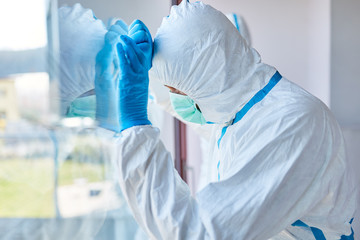 Fototapeta premium Überlastung von Pflegekraft durch Covid-19 Epidemie