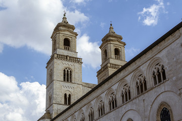 Fototapeta na wymiar torres de catedral en piedra en Italia 
