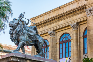 Obraz premium Statue near Teatro Massimo in Palermo