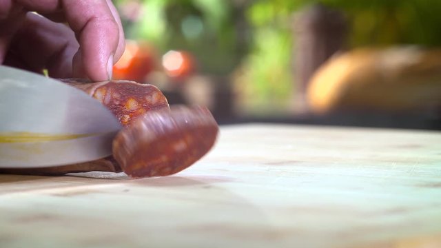 D&eacute;coupe de tranches de chorizo pour recette de cuisine