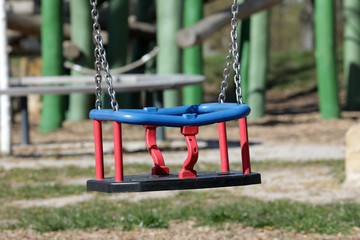 kindersitz von einer schaukel auf einem spielplatz