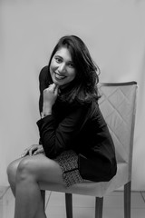 mulher de negócio sorridente sentada em uma cadeira
