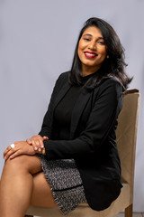 mulher sorridente sentada em uma cadeira