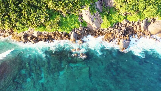 Seitlich Drohnenflug Granitfelsen auf den Seychellen