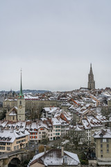 Fototapeta na wymiar Blick auf die schneebedeckte Altstadt von Bern