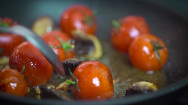 Cuisson tomates et champignons dans une poele 