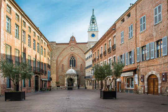 Place de la cath&eacute;drale