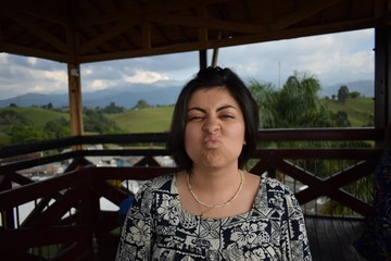 chica sonriendo; chica enviando pico; chica linda; pelo corto