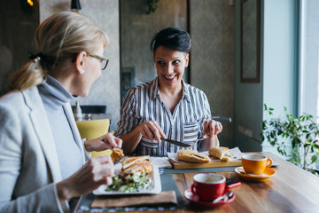Obraz na płótnie Canvas women having lunch together in restaurant