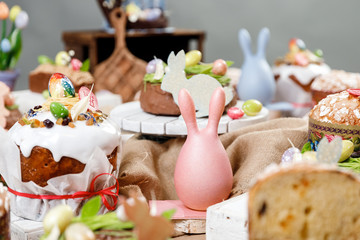 Obraz na płótnie Canvas Easter cake orthodox sweet bread kulich and colorful chocolate eggs on festive table