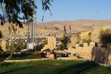 Trois femmes voil&eacute;es pique-niquant &agrave; P&eacute;tra
