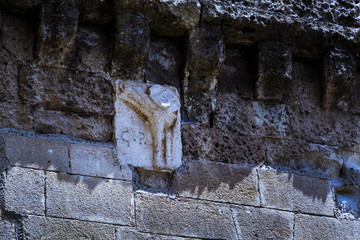 detalle de decoración en la muralla de una fortaleza