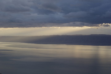 Eclaircissements après l'orage sur la mer morte