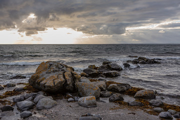 Fototapeta na wymiar Sonnenuntergang am Steinstand am Meer in Irland