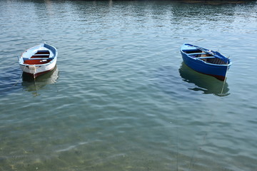 Naklejka premium Tipica barca campana ormeggiata in piccola darsena