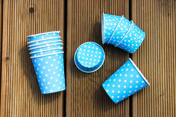 Obraz premium Paper cups and cookie cutters for blue cupcake with white polka dots 