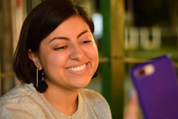 mujer sonriendo; mujer con gafas; mujer sonriendo con gafas; rostro