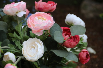 Ranunkel als Blumenstrauß auf einem Grab