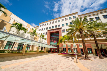 Fototapeta na wymiar West Palm Beach City Hall Building