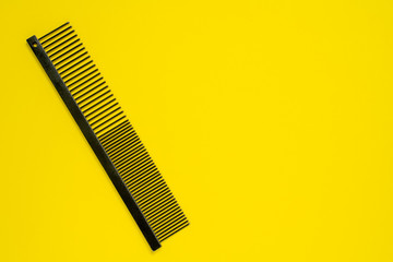 The comb with two different kinds of prongs, for animals.