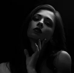 Sexy Frau des schönen Make-ups mit dem langen Haar, das mit rotem Lippenstift auf schwarzem Hintergrund schaut. Nahaufnahmeporträt. Art.Expression-Porträt © Anastasia.photoyoga