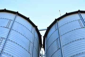 Hochsilo mit Fahne und Rohr auf dem Land