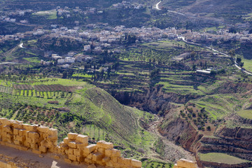 Panorama sur la luxuriante vallée depuis la citadelle d'Al Karak, Jordanie - obrazy, fototapety, plakaty