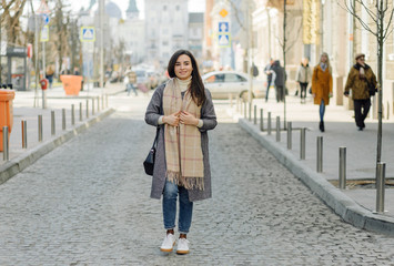 Fototapeta premium Portret kobiety spaceru na ulicy