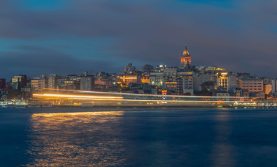 Obraz premium Widok na miasto Stambuł wieczorem