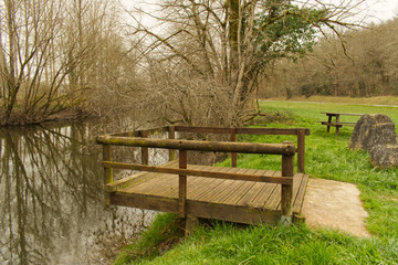 Ponton en bois pour pêcheurs à la truite à Bourdeilles commune de la Dordogne dans le Périgord...