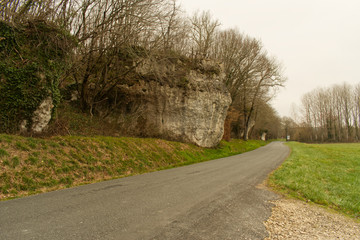 Petite route touristique menant à Bourdeilles commune de la Dordogne dans le Périgord son chateau...
