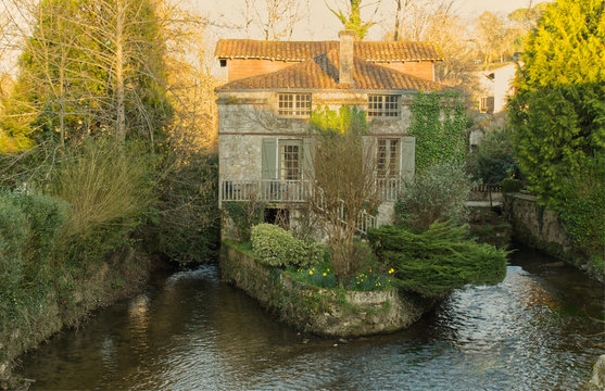 Un moulin à eau et une majestueuse maison comme une ile posée sur la rivière de Bourdeilles commune de la Dordogne dans le Périgord son chateau sa forteresse médiévale