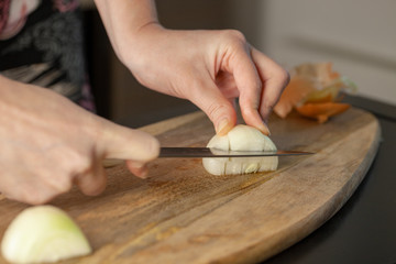 How to cut and chop onions