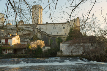Bourdeilles commune de la Dordogne dans le Périgord son chateau sa forteresse médiévale et son...