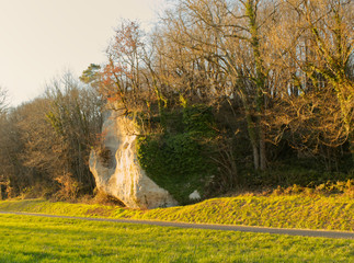 Illuminé par le coucher du soleil un énorme rocher au bord de la route de Bourdeilles commune de...