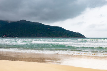 Fototapeta na wymiar Nuvens de chuva tropical na praia de Pântano do Sul, Florianópolis, Brasil