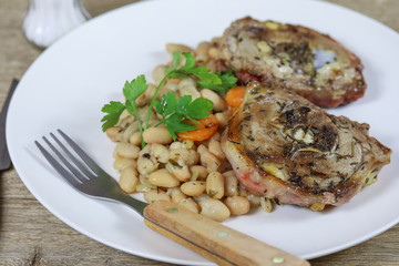 collier d'agneau et haricots blancs