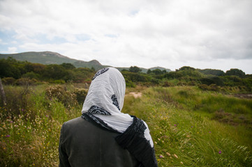 Femme moderne voilée dans paysage