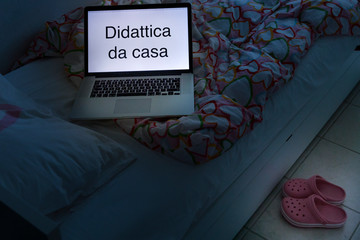 Computer portatile con sopra scritto 