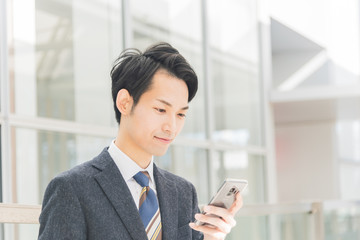 スマートフォンを手に持つビジネスマン