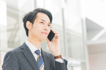 スマートフォンで通話するビジネスマン