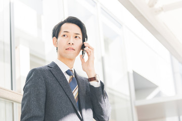 スマートフォンで通話するビジネスマン
