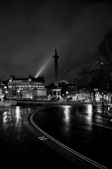Trafalgar Square at night - obrazy, fototapety, plakaty