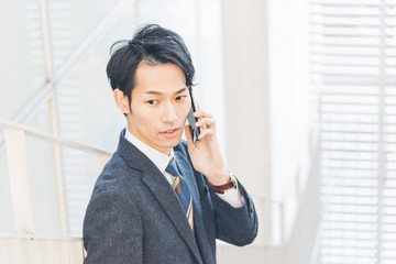 スマートフォンで通話するビジネスマン