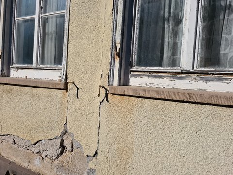 marode wand und fenster an einem alten haus