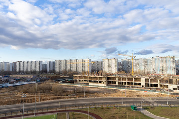 Obraz premium view from a height of a residential quarter of a metropolis with a construction site