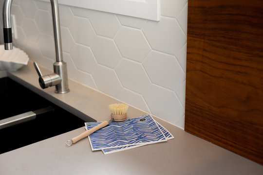 brosse de bamboo avec embout interchangeable sur des essuie tout r&eacute;utilisable dans une cuisine r&eacute;nov&eacute;e