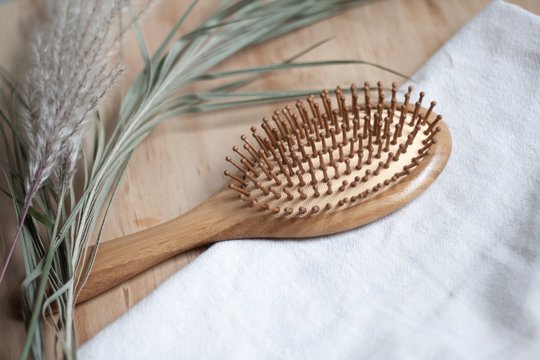 brosse &agrave; cheveux en bamboo &eacute;cologique durable et biod&eacute;gradable, un produit &eacute;coresponsable