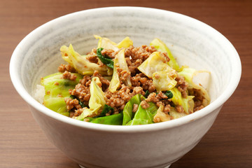 肉味噌キャベツ丼